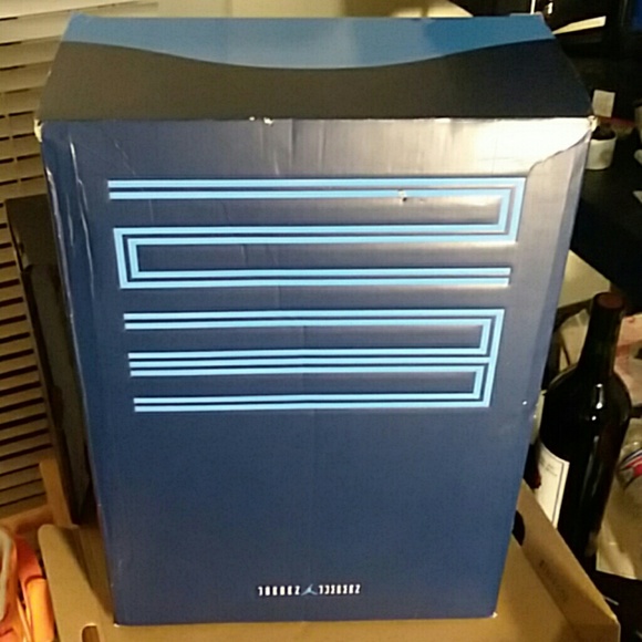 Nike Air Jordan 11 Retro "Win like Mike" - Picture 4 of 6